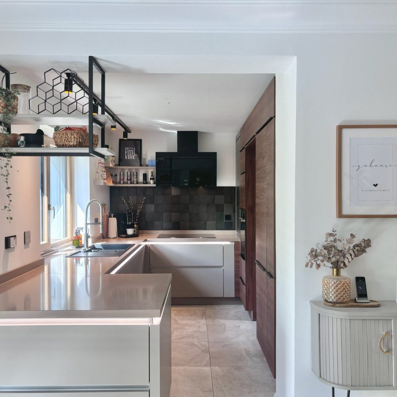 Küche Projekt H9 Moderne, helle Küche mit zentralem Kochbereich und eleganten Holzdetails.