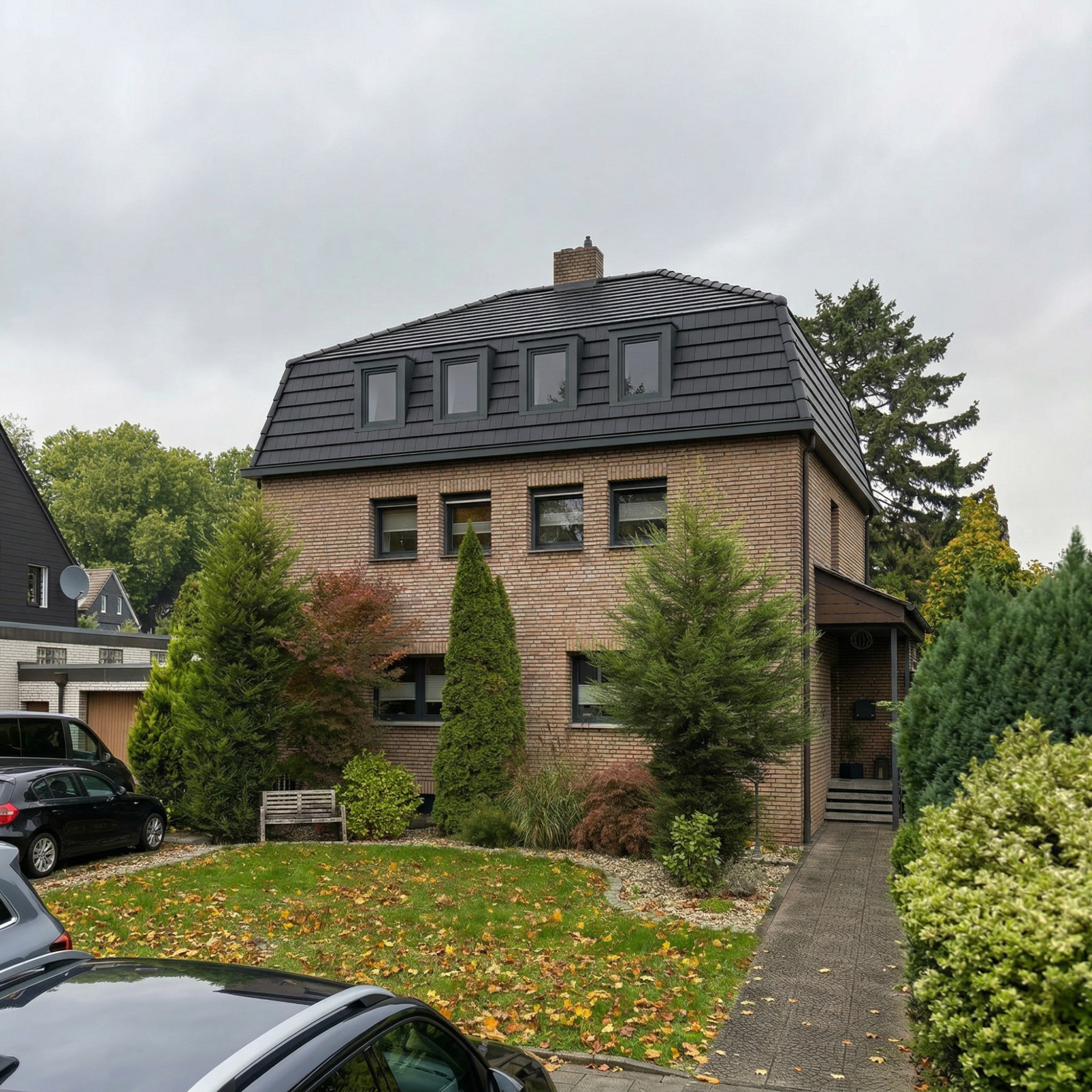Visualisierung (KI-generiert) - Projekt F7 Zweifamilienhaus mit brauner Fassade und Garten, umgeben von Bäumen und Sträuchern.