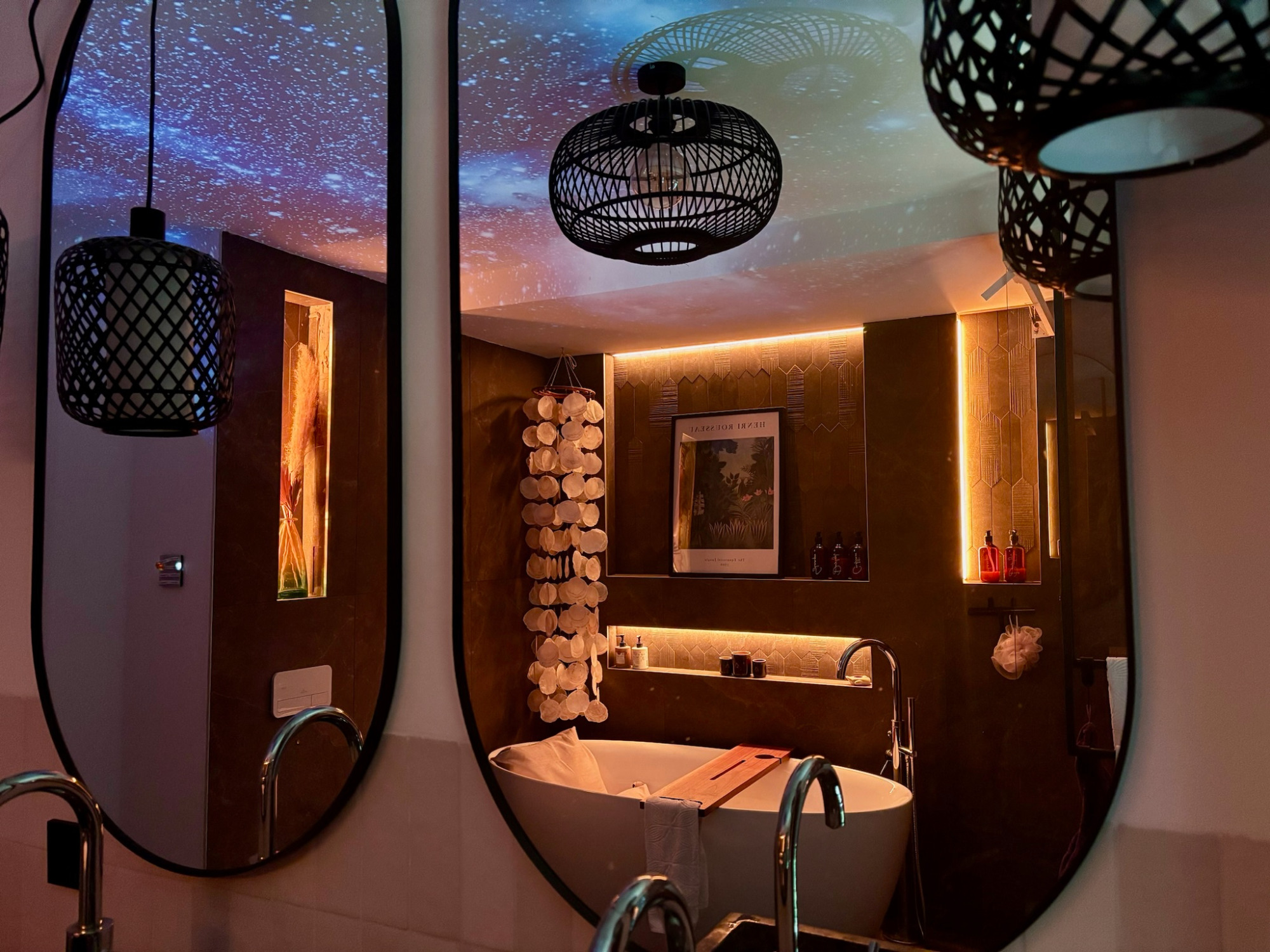 Badezimmer Projekt H9 Moderne Badezimmeransicht mit Spiegel, Badewanne und stimmungsvoller Beleuchtung.