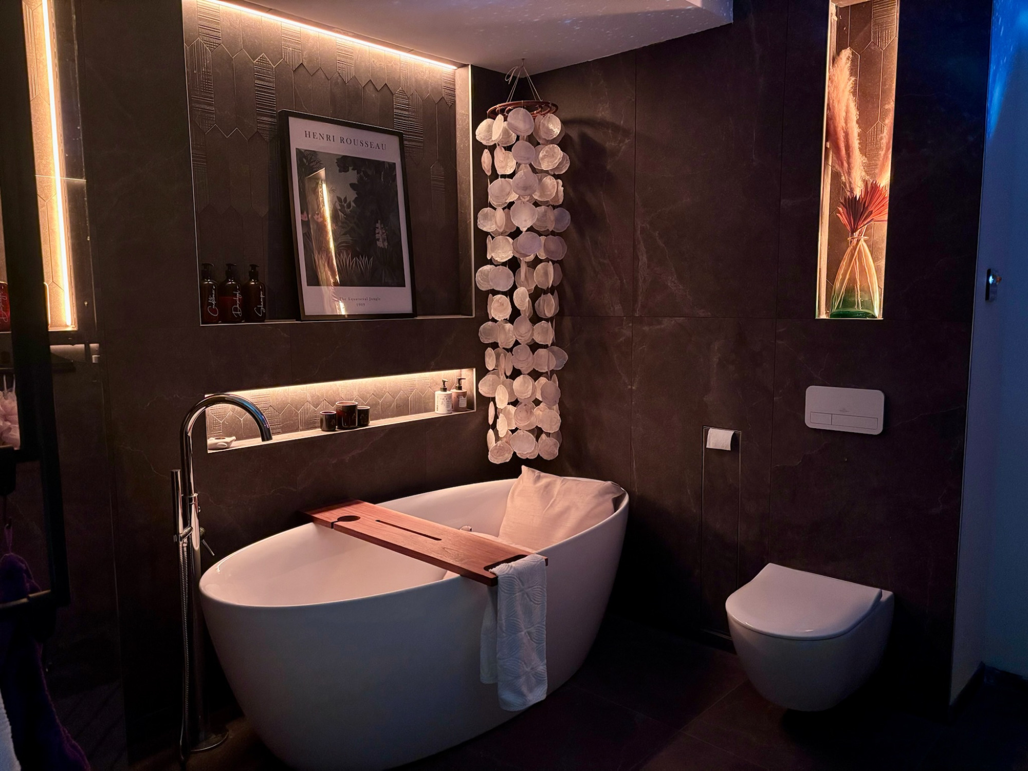 Badezimmer Projekt H9 Moderner Badezimmerbereich mit freistehender Badewanne und eleganter Beleuchtung.