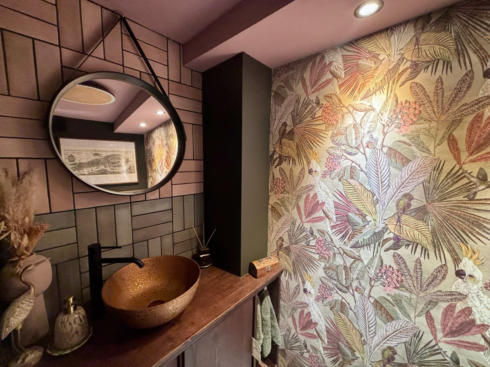 Gäste-WC Projekt H9 Elegantes Badezimmer mit runder Spiegelfläche, buntem Pflanzenmuster und Holzwaschtisch.